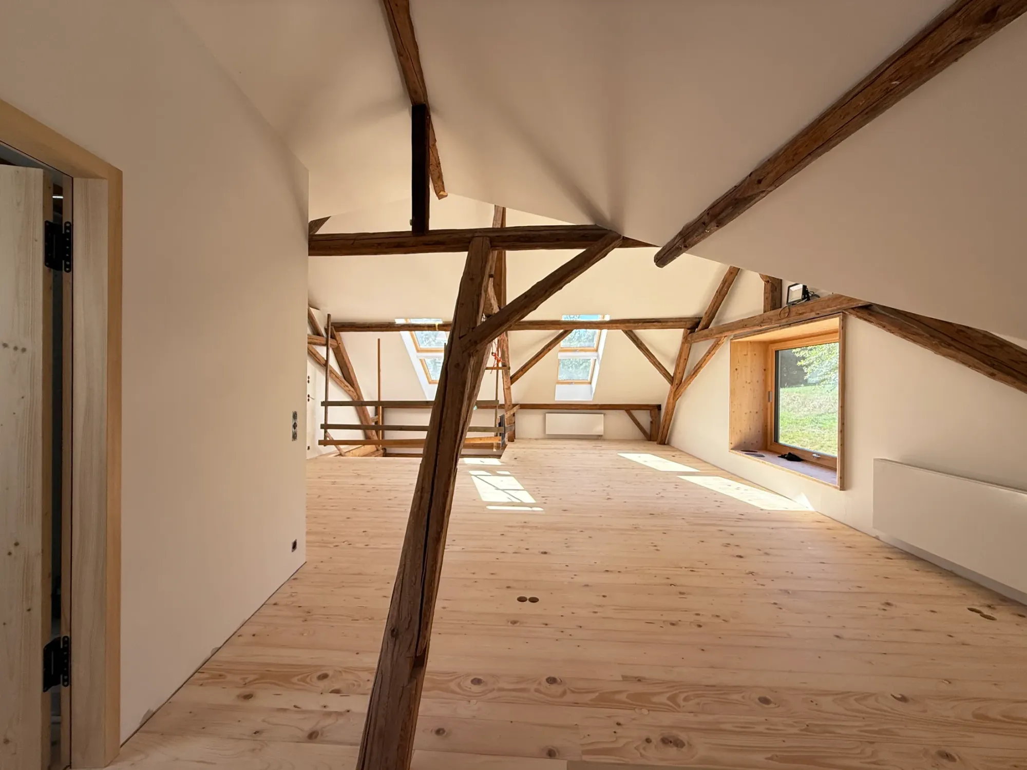 Ausgebauter Dachraum der Scheune mit Fichtendielen und freigelegtem Holztragwerk
