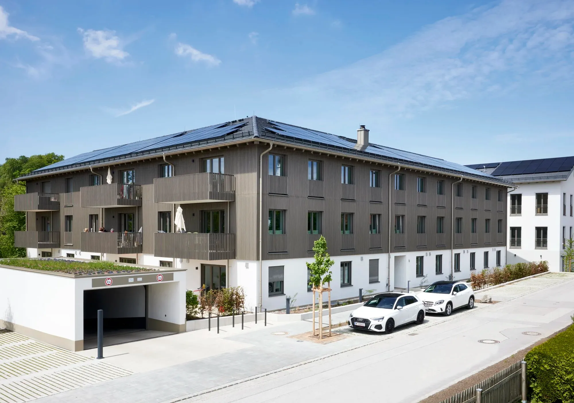 Luftaufnahme mit Innenhof und Photovoltaikanlage auf dem Dach