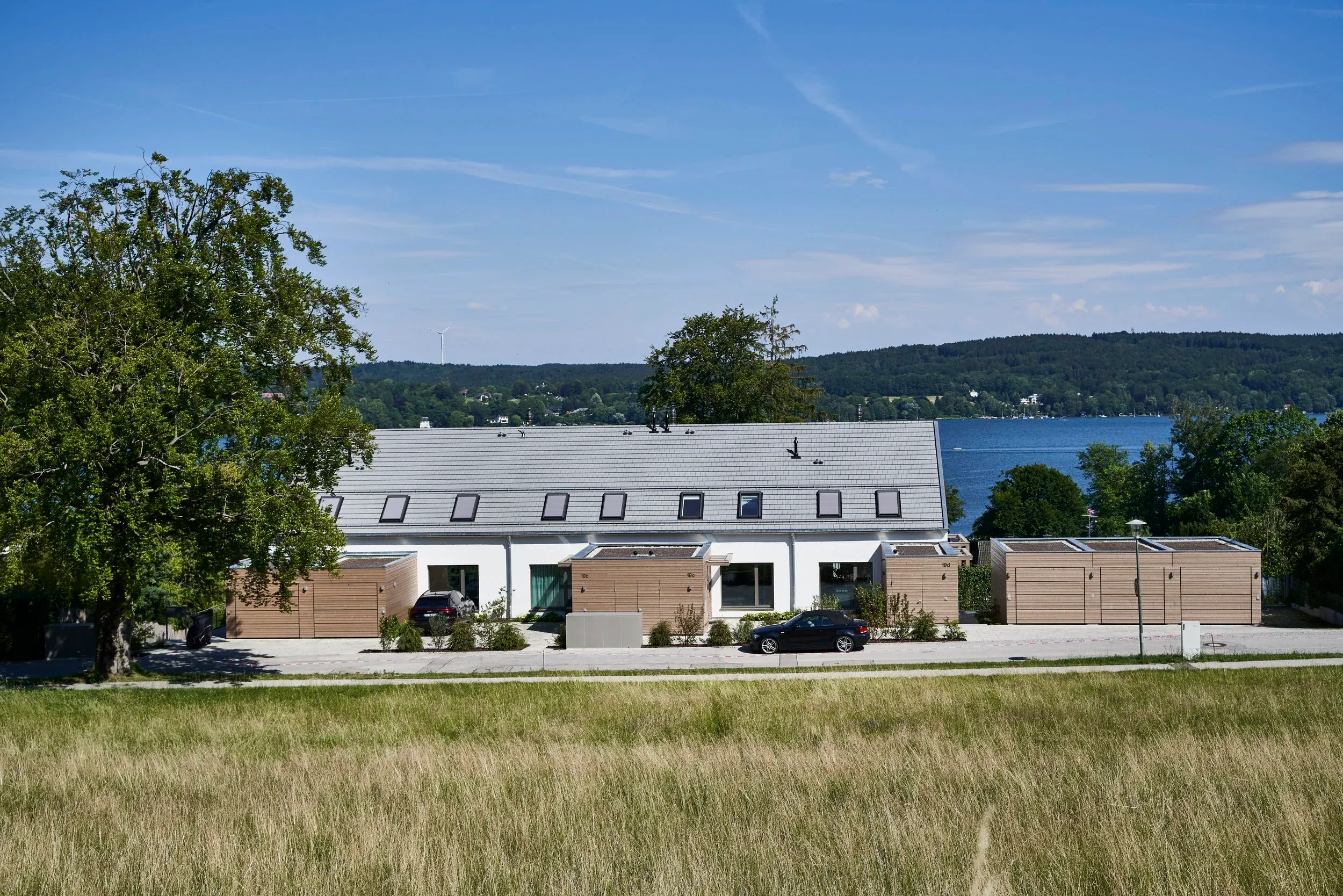 Häuserzeile mit Blick auf den Starnberger See