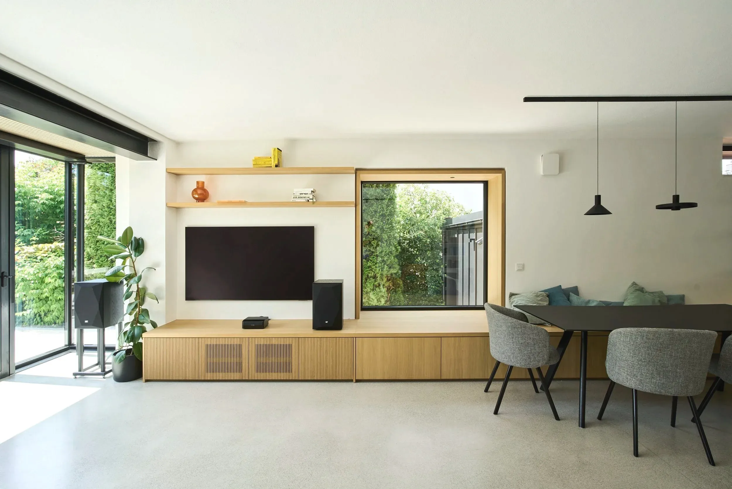 Wohnzimmer mit Sitzfenster und Medienwand