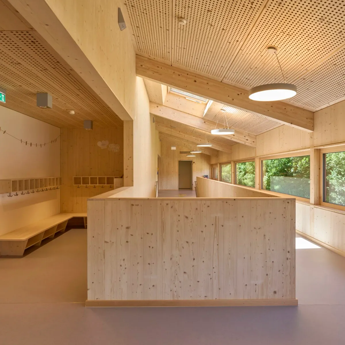 Garderobe mit Fächern unter dem Oberlicht