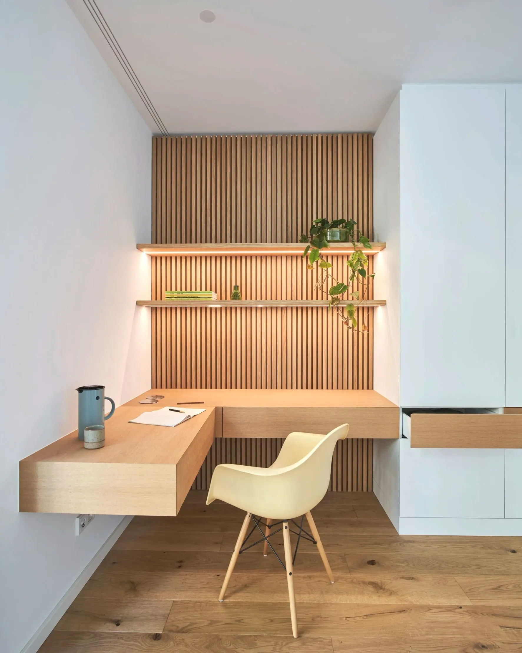 Homeoffice-Nische mit Holzlamellenwand