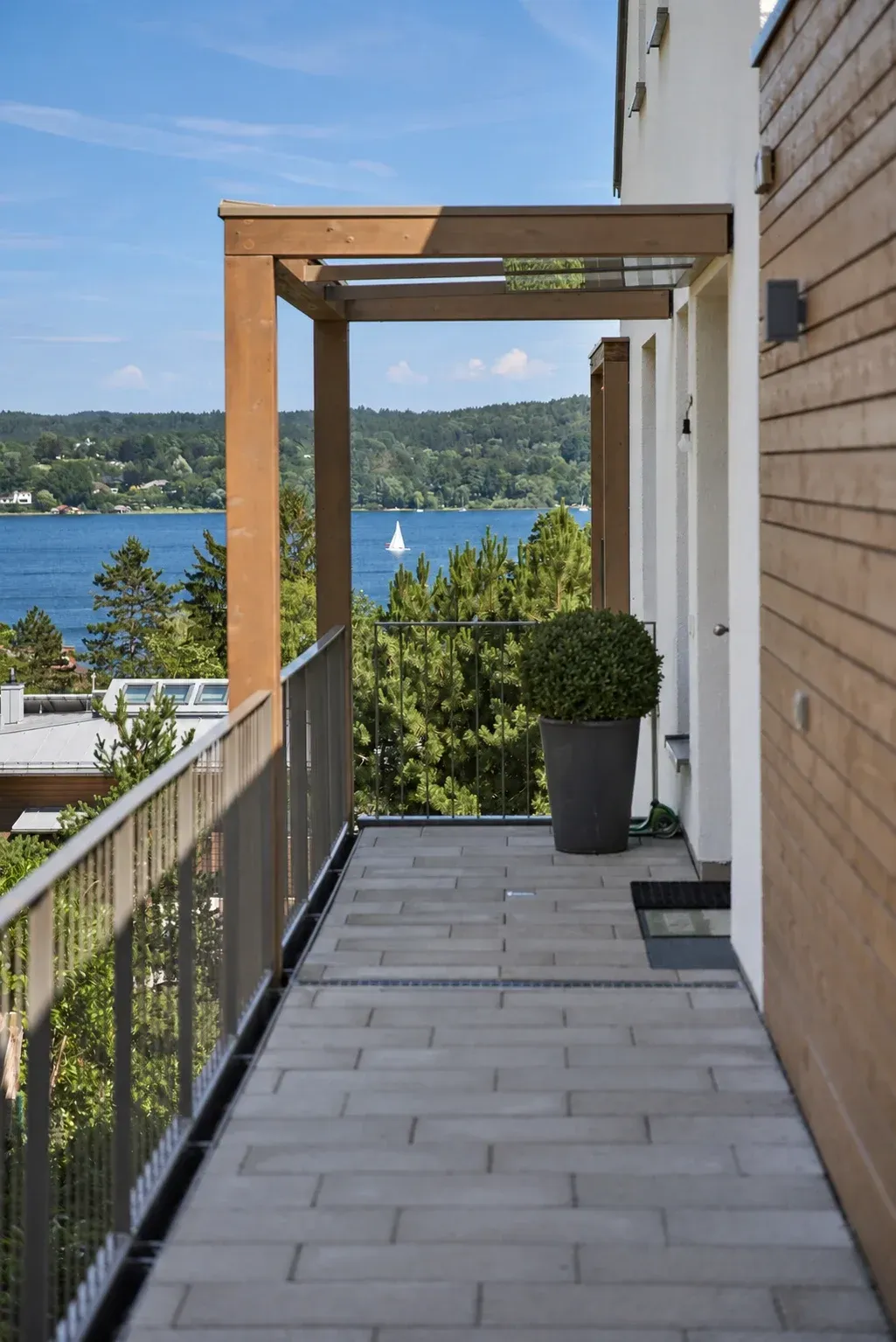 Laubengang mit Holzpergola und Geländer, Blick auf den Starnberger See mit Segelboot