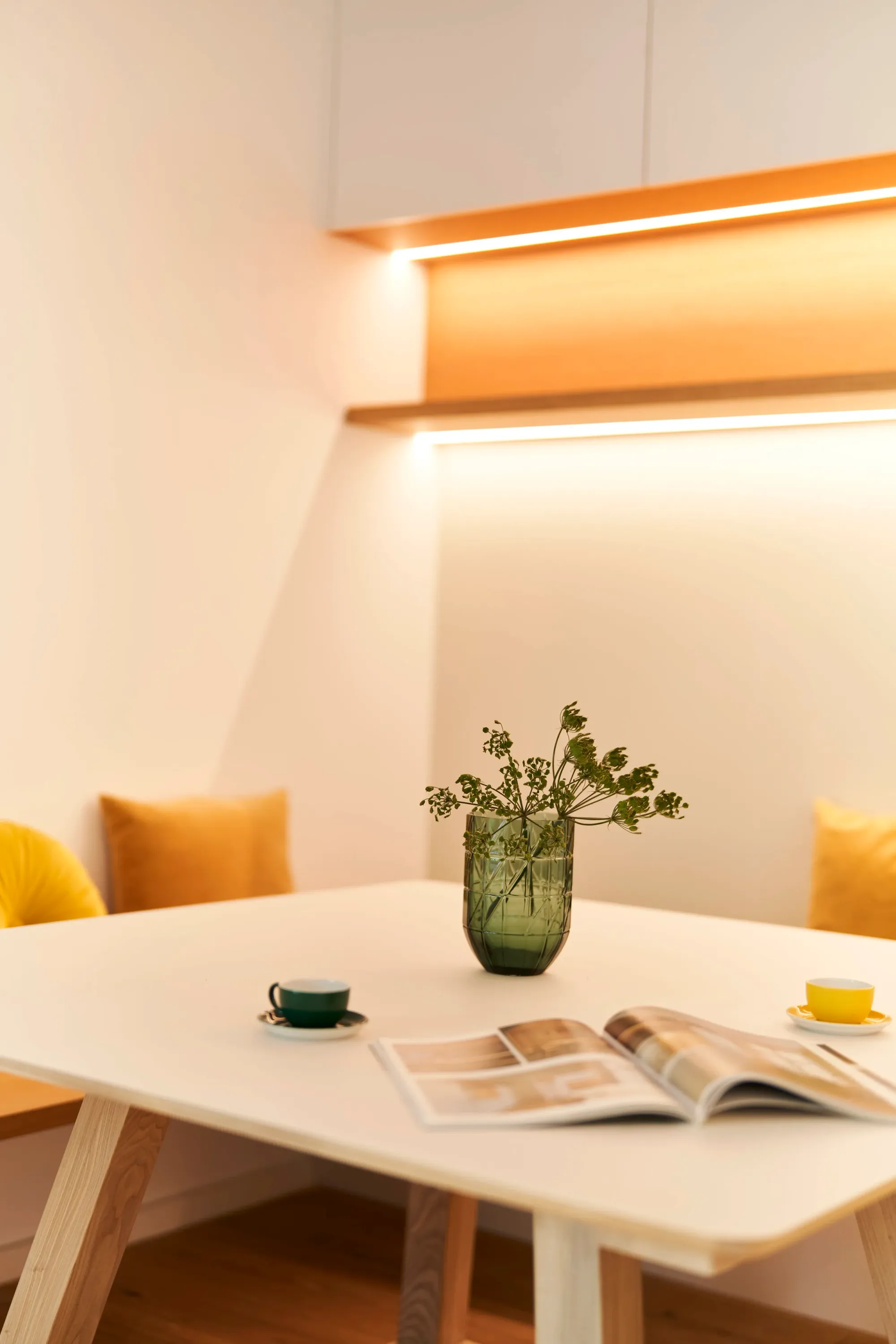 Esstisch mit Vase und Geschirr