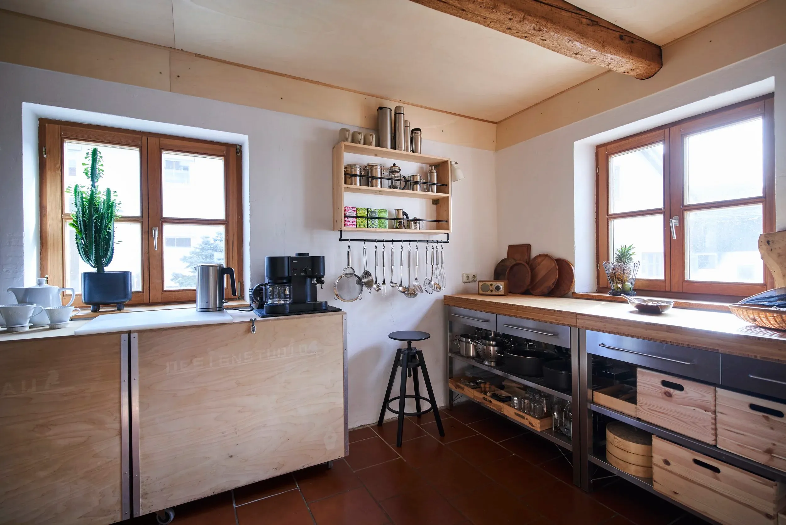 Küche mit offenen Regalen, Kaffeemaschine und Kaktus