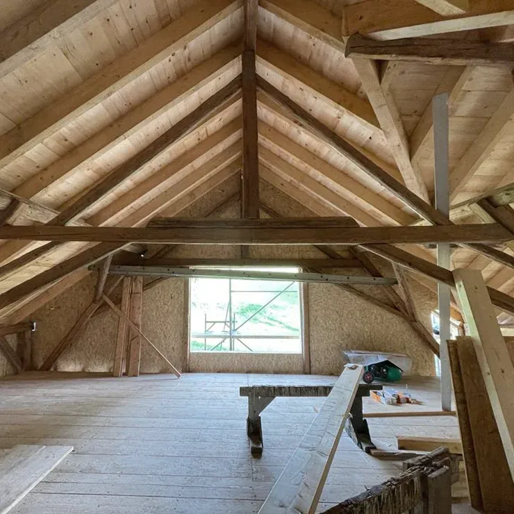 Dachraum während des Umbaus mit freigelegten Holzbalken