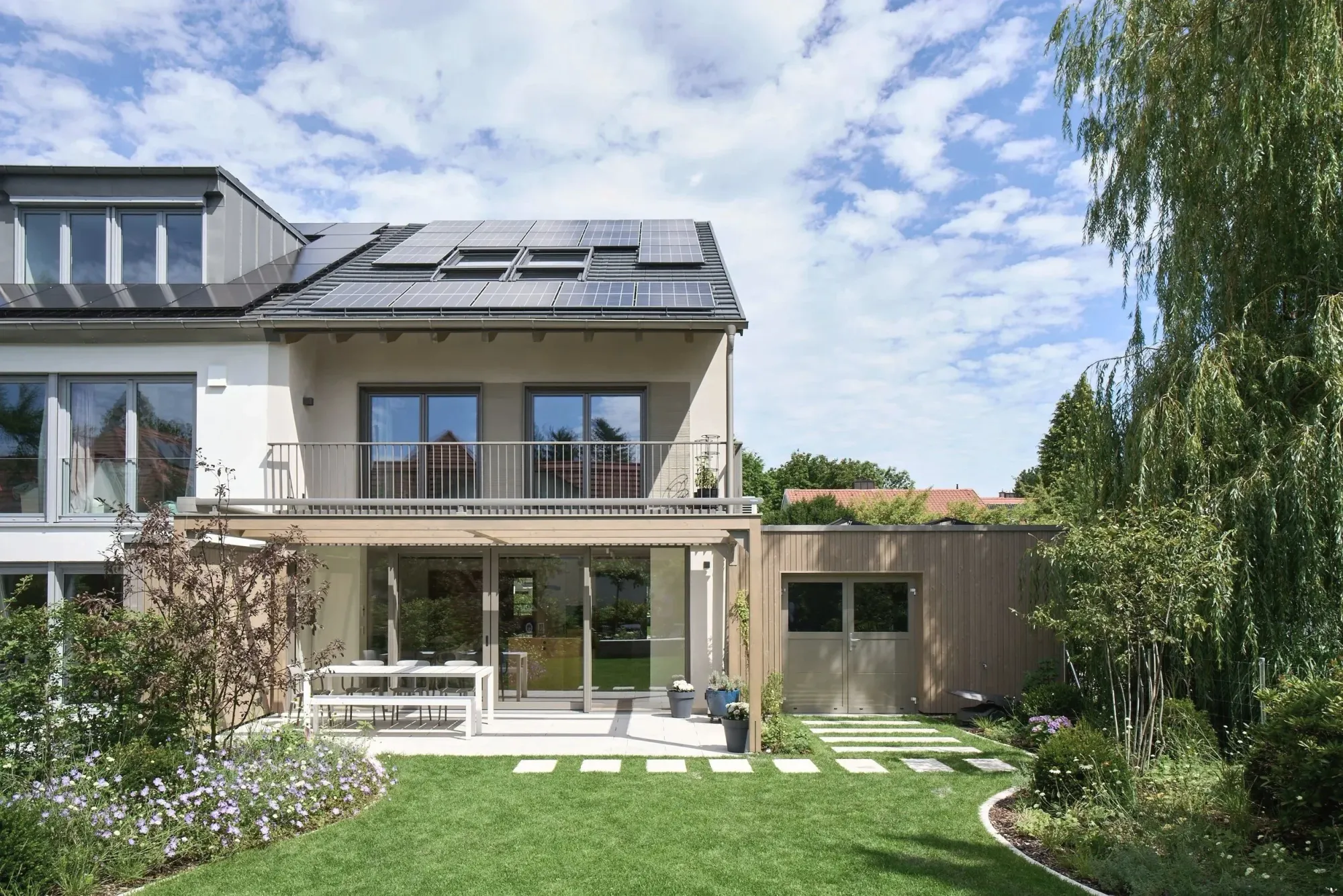 Gartenansicht mit Trauerweide und Terrassenpergola